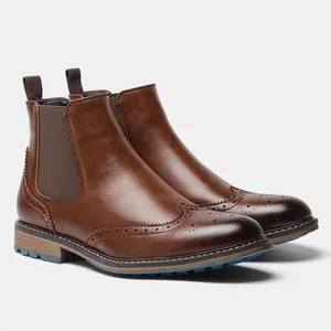 Detailansicht brauner Brogue-Chelsea-Boots mit klassischen Lochmustern im Wingtip-Stil