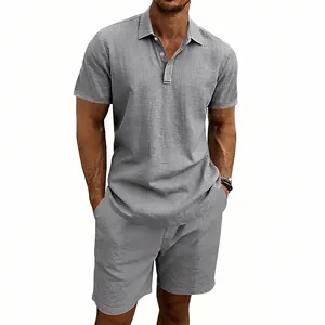 Dettaglio del completo polo e pantaloncini in lino grigio da uomo per l'estate relax