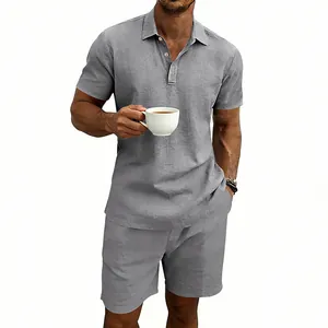 Dettaglio di un set polo e pantaloncini in lino grigio da uomo per un look estivo rilassato.