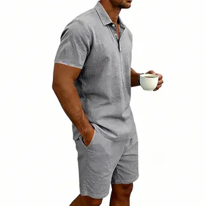 Completo casual da uomo in lino grigio con polo e pantaloncini, ideale per l'estate