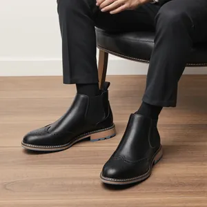 Detailansicht der schwarzen Chelsea-Boots für Herren mit Brogue-Lochmuster-Verzierung