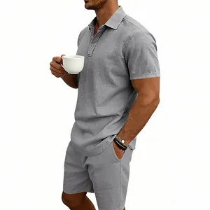 Vista laterale di un uomo con polo in lino grigio e set di pantaloncini abbinati