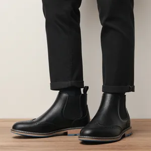 Detailansicht der schwarzen Brogue Chelsea-Stiefeletten für Herren im Vintage-Look.