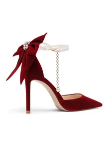 Escarpins en velours rouge à bout pointu avec bride perle et détail de nœud au talon
