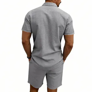 Vista posteriore dettagliata del completo in lino grigio uomo con camicia e pantaloncini