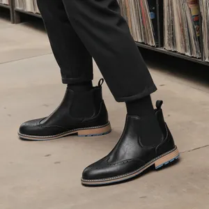 Detailansicht schwarzer Chelsea Boots für Herren mit Brogue-Lochmusterung