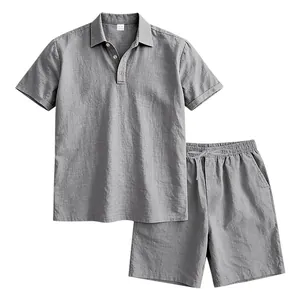 Dettaglio del set da uomo in lino grigio con polo e pantaloncini con coulisse