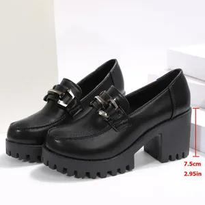 Gedetailleerd beeld van zwarte damesloafers met blokhak en 7,5 cm platformhoogte