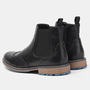 Rückansicht schwarzer Brogue-Chelsea-Boots mit elastischen Einsätzen und Zuglaschen.