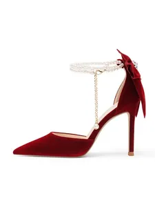 Vue latérale d'escarpins en velours rouge avec bride perle et nœud au talon.