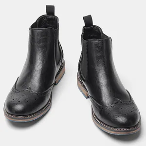 Detaillierte Ansicht klassischer schwarzer Chelsea-Boots aus Leder mit Brogue-Verzierung