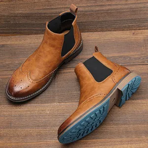 Detail von Vintage-Brogue-Chelsea-Boots für Herren in Braun mit blauen Laufsohlen