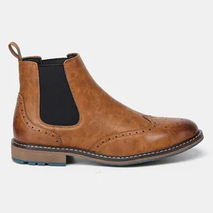 Detaillierte Seitenansicht klassischer brauner Chelsea-Boots mit Brogue-Muster für Herren