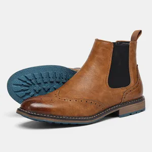 Detailansicht der kunstvollen Brogue-Flügelkappe an einem braunen Chelsea-Stiefel.