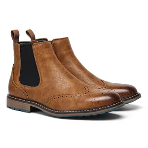 Detailansicht von braunen Brogue-Chelsea-Boots für Herren mit Vintage-Ledertextur