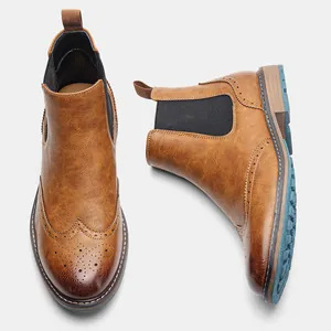Detailansicht von oben und der Seite brauner Brogue-Chelsea-Boots mit feinen Schnitzereien
