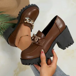 Elegante bruine damesloafers met blokhak en gouden kettingsluiting in Britse stijl design