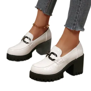 Stijlvolle witte dames plateau loafers met krokodillenprint en stevige blokhakken