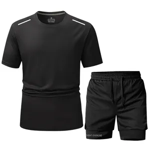 Set sportivo da uomo nero con maglietta e pantaloncini a doppio strato per fitness.