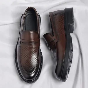 Mocasines de cuero marrón perforado para hombre, calzado de verano elegante y cómodo