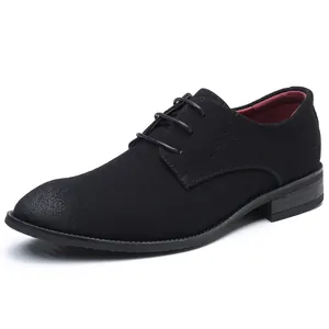 Vista laterale di scarpe derby da uomo in camoscio nero con fodera rossa e fori