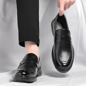 Mocasines de cuero negro transpirable para hombre con diseño calado para el trabajo
