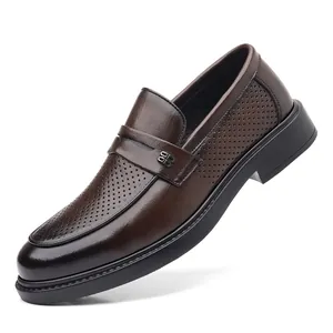 Elegantes mocasines de cuero marrón para hombre con diseño perforado para estilo casual
