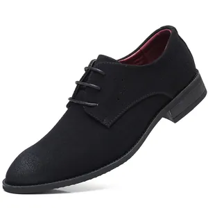 Dettaglio laterale di eleganti scarpe Oxford da uomo in camoscio nero con lacci top