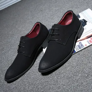 Dettaglio ravvicinato di scarpe stringate da uomo in pelle scamosciata nera con fodera rossa.