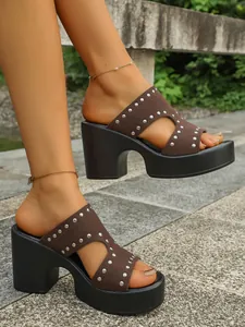 Mules à plateforme marron avec rivets argentés et talons épais en vue latérale