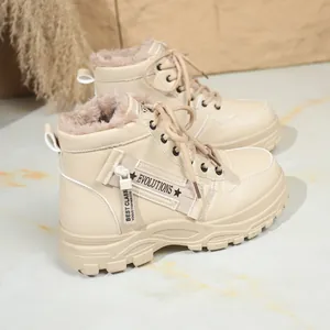 Vista dettagliata stivali platform beige foderati in pile con cerniera decorativa