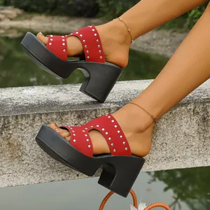 Sandales à plateforme et talons épais avec rivets rouges pour un look d'été chic.