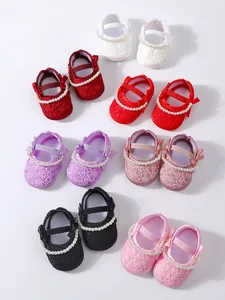 Sammlung bunter Baby-Prinzessinenschuhe mit Spitze, Perlen und Schleifendekor.