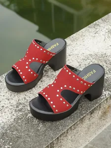 Mules rouges à plateforme et talons hauts avec rivets et bride en H au design élégant