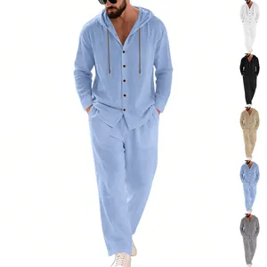 Herren Freizeit-Leinen-Set mit Kapuzenhemd und gerader Hose in verschiedenen Farben.