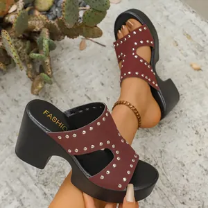 Sandales élégantes à plateforme bordeaux avec rivets métalliques et talons hauts épais