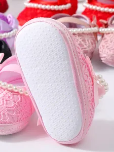 Nahaufnahme der weichen rutschfesten Sohle rosa Baby-Prinzessin-Schuhe mit eleganter Perle