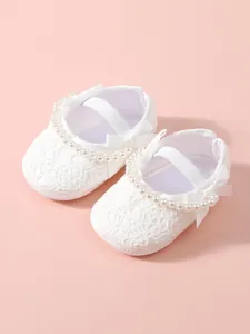 Elegante weiße Baby-Prinzessinenschuhe aus Spitze mit Perlenbesatz und Schleife