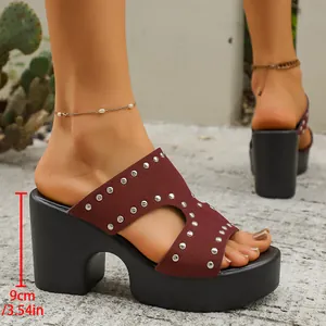 Vue détaillée de mules à plateforme bordeaux à clous avec talon épais de 9 cm.