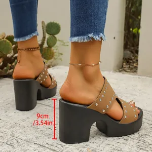 Sandales à plateforme pour femmes avec rivets et talon de 9 cm pour la plage d'été