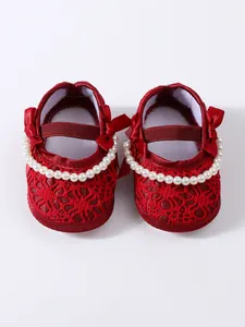 Rote Baby-Prinzessinenschuhe mit Spitzenmuster, Perlen und Schleifen