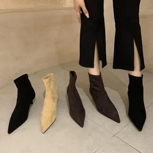 Spitz zulaufende Stiletto-Stretch-Stiefel in Schwarz, Beige und Braun für Damen