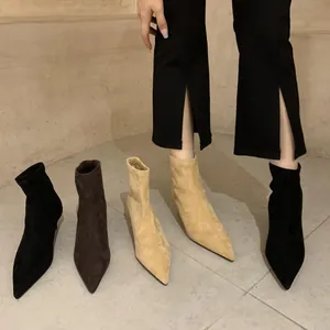 Spitze Stiletto-Stretchstiefel aus schwarzem, braunem und beige Wildleder-Imitat für Damen.