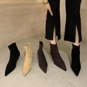 Stylische spitze Stretch-Stiefeletten in verschiedenen Farben wie Schwarz, Beige und Dunkelbraun