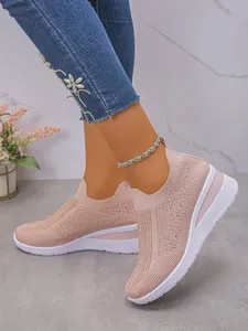 Detailansicht der rosa Keilabsatz-Sneaker mit glitzernden Strasssteinen für Damen