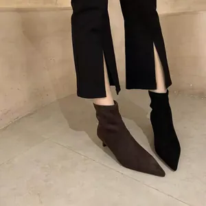 Detailansicht der matten Stretch-Stiefeletten mit spitzer Zehenpartie und Pfennigabsatz.