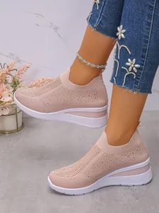 Modische rosa atmungsaktive Strick-Sneaker für Damen mit Strasssteinen und Keilabsatz