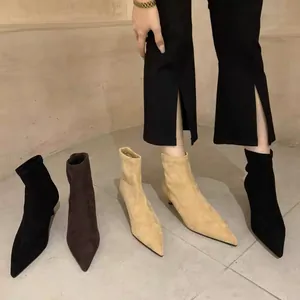 Seitenansicht von spitzen Stiletto-Stiefeletten in Schwarz, Braun und Beige aus Wildleder