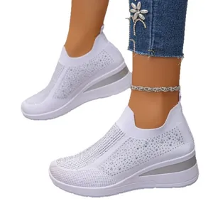 Weiße atmungsaktive Keil-Sneaker mit Strasssteinen und fliegendem gewebtem Stoff.