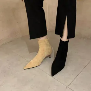 Elegante spitze Stretch-Stiefeletten mit schmalem Pfennigabsatz in Schwarz und Beige Wildleder